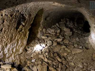 ...l�ambiente sotterraneo � invaso da tronchi e massi che non ci permettono di avanzare verso i numerosi vani della �grotta� scavata intorno all�anno mille d.C